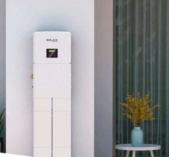 Sistema di accumulo Solax con Matebox installato a parete accanto a una finestra