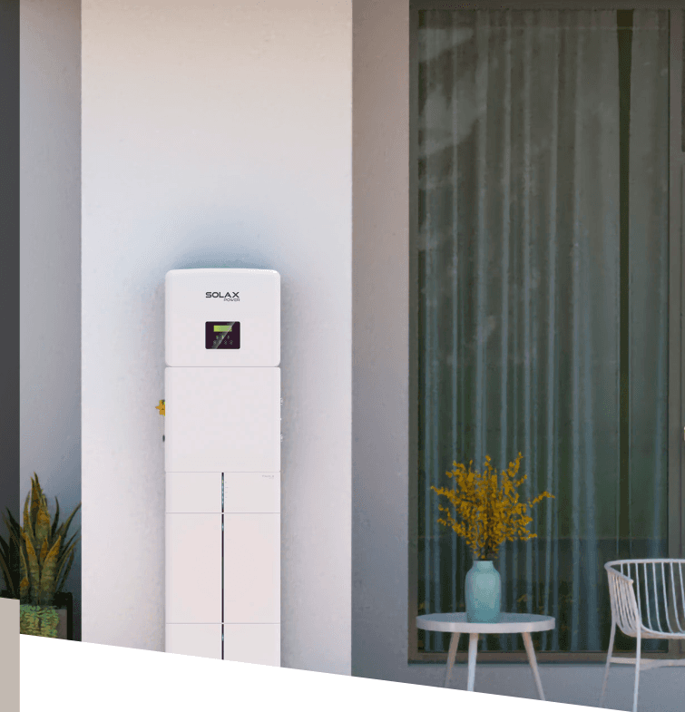 Sistema di accumulo Solax con Matebox installato a parete accanto a una finestra