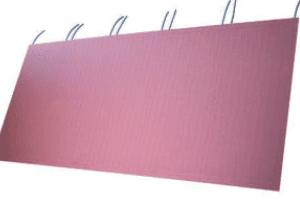 Render del pannello radiante a soffitto per riscaldamento e raffrescamento con tubi di collegamento in vista